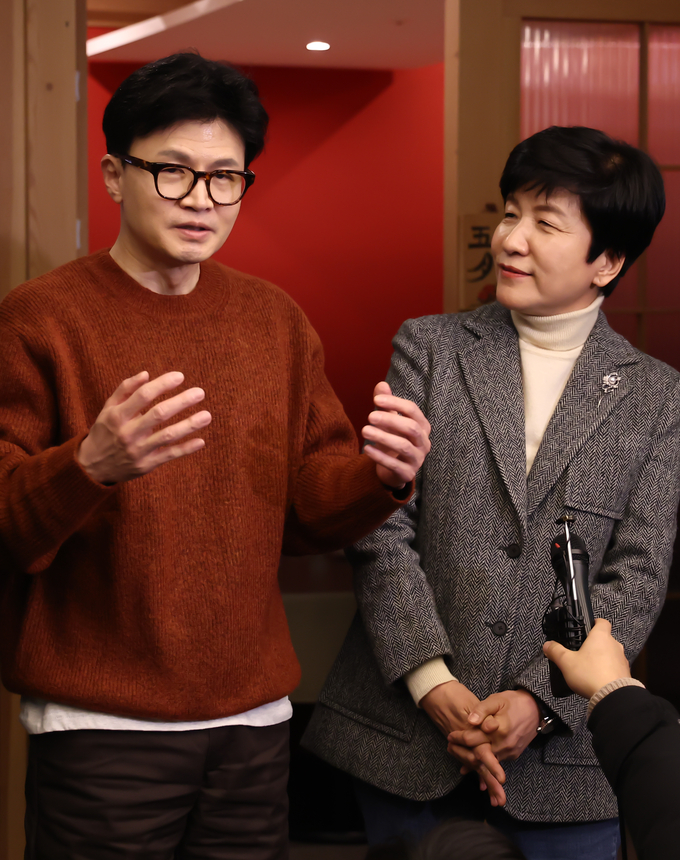 한동훈 국민의힘 비상대책위원장과 김영주 국회 부의장이 지난 1일 서울 모처에서 회동을 가진 뒤 기자들의 질문에 답하고 있다. (사진=연합뉴스)