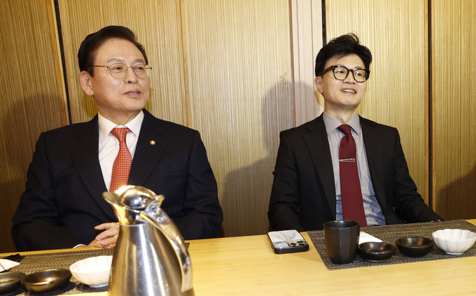 국민의힘 한동훈 비상대책위원장이 지난 1월 17일 여의도 한식당에서 4선·5선 중진 의원들과 오찬 간담회를 하고 있다. 왼쪽은 정우택 의원. (사진=연합뉴스)