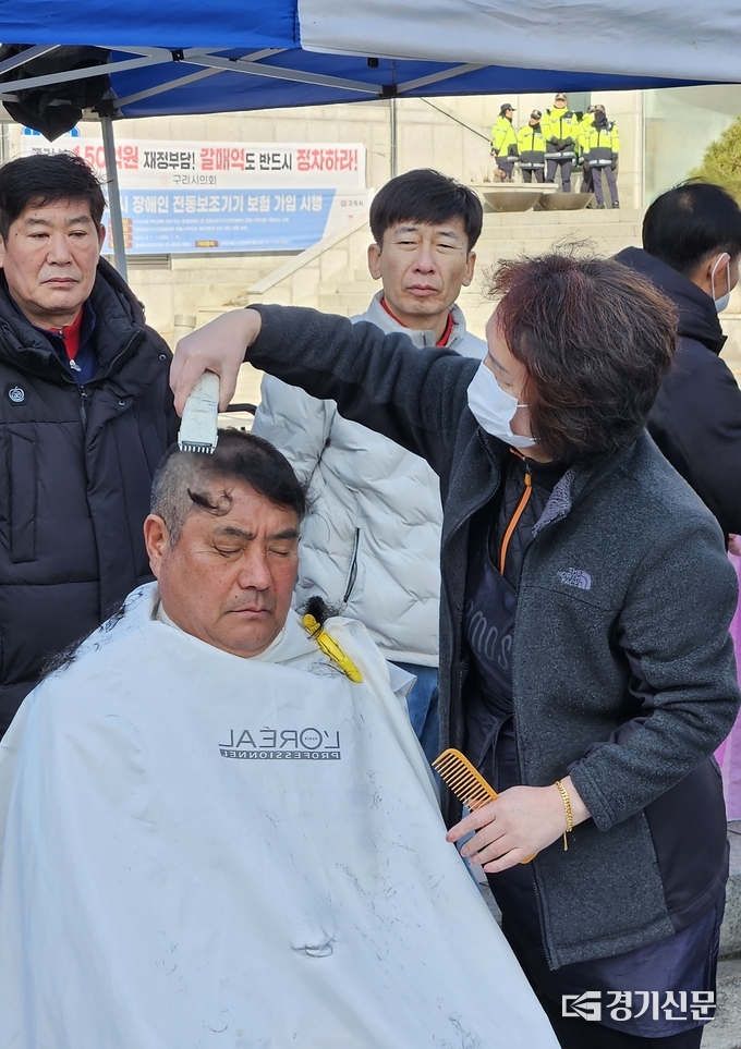 이재선 구리시축구협회장이 결의문을 낭독한 뒤 삭발식을 하고 있다. (사진=신소형 기자)