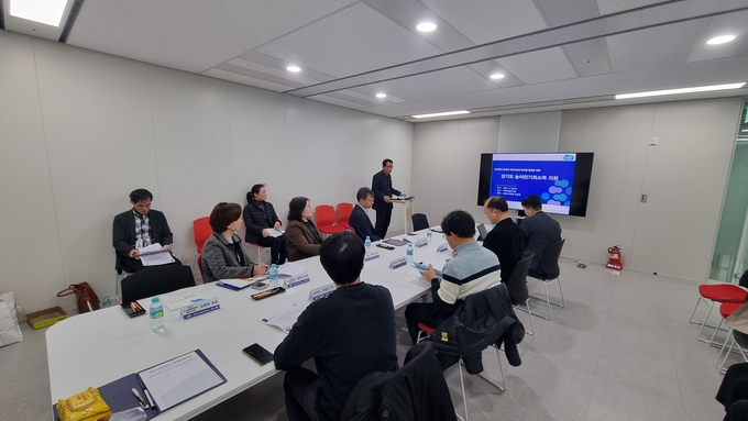 지난달 28일 경기도청에서 최영준 연세대 교수, 김윤영 전북대 교수, 공정식 경기도 농생명과학국장 등이 농어민기회소득 관련 전문가 토론회를 진행했다. (사진=경기도 제공)