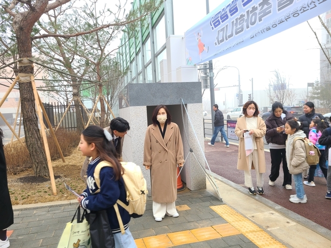 김희정 용인교육지원청 교육장이 신설교인 고진초등학교에서 학생들의 등교를 환영하고 있다. (사진=용인교육지원청 제공)