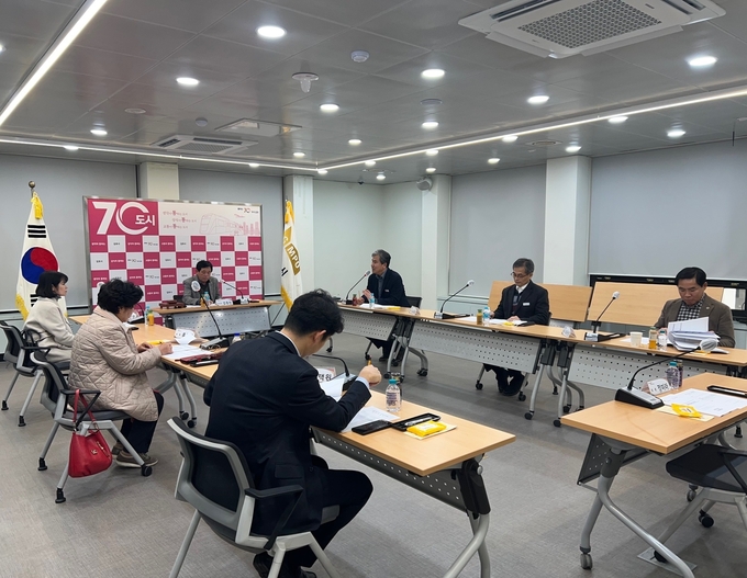 김포시청 영상회의실에서 2024년 제1회 김포시 답례품선정위원회를 개최하고 있다. (사진=김포시 제공)
