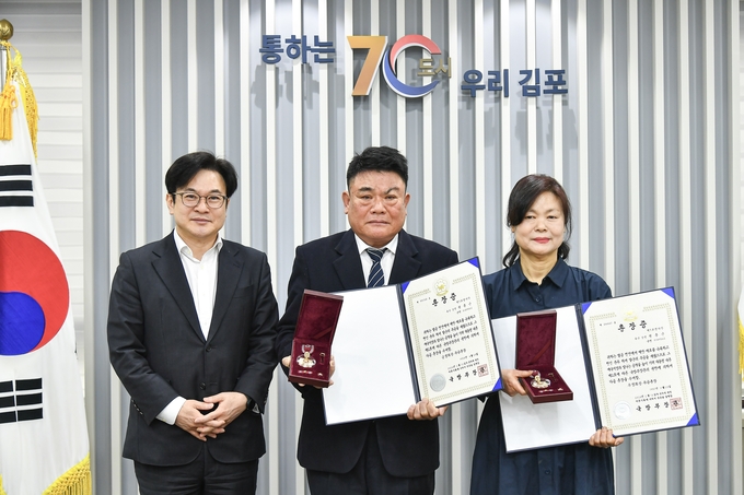 김포시 김병수 시장이 6.25 참전용사 자녀에게 화랑무공훈장을 전수하고 있다. (사진=김포시 제공) 