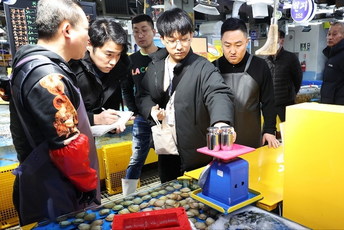 지난 2일 인천 남동구 관계자들이 소래포구어시장을 찾아 계량기 관리상태를 점검하고 있다. ( 사진 = 남동구 제공 )