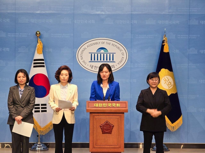 더불어민주당 김남희 변호사가 4일 월요일 오전 11시 광명시청 앞에서 기자회견을 열고 광명을 국회의원 선거 출마를 공식 선언했다. (사진=김남희사무실 제공)