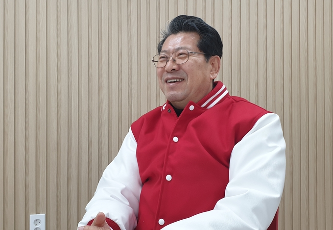 홍윤오 전 국회 홍보기획관이 4일 수원의 한 카페에서 경기신문과 인터뷰를 하고 있다. (사진=나규항 기자)