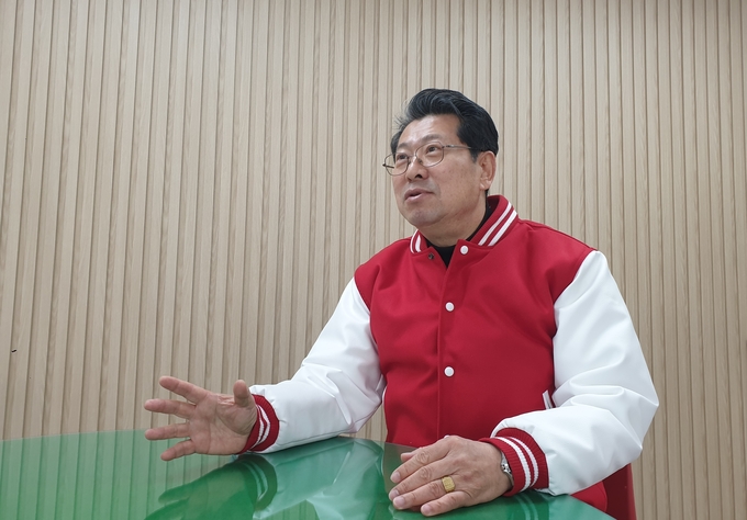 홍윤오 전 국회 홍보기획관이 4일 수원의 한 카페에서 경기신문과 인터뷰를 하고 있다. (사진=나규항 기자)