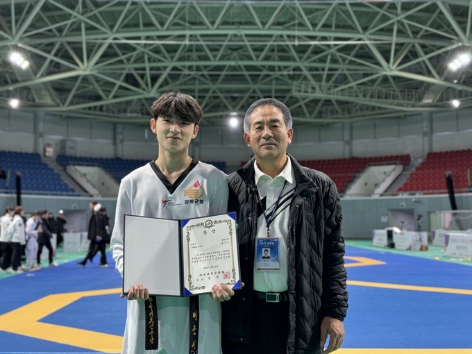 배준서 태권도 겨루기 선수가 2024년 국가대표 선발 최종전 결승에서 우승을 차지하고 기념사진을 찍고 있다. ( 사진 = 강화군 제공 )