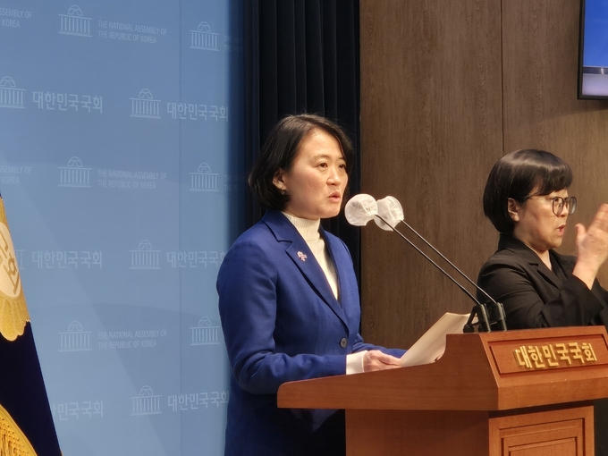 의정부갑 지역구에서 전략경선 중인 더불어민주당 1호 영입인재 박지혜 변호사가 4일 국회 소통관에서 발언하고 있다. (사진=김한별 기자)