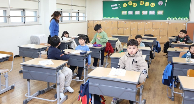 4일 능실초 학생들이 늘봄교실 내에서 보드게임 수업을 진행하고 있다. (사진=경기도교육청 제공)