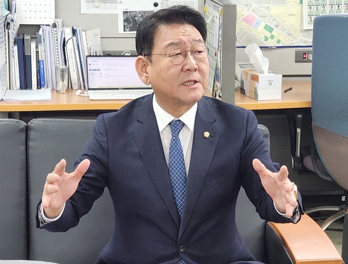 4일 오전 인천시청 기자실에서 김교흥 의원이 기자간담회를 열고 있다. ( 사진 = 박지현 기자 )