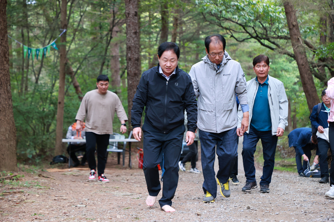 주광덕 남양주 시장이 맨발걷기 조성 예정 코스를 찾아 맨발로 걸어보며 길 상태를 점검하고 있다. (사진=남양주시 제공)
