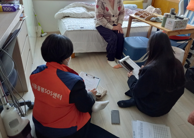 시흥시 배곧2동은 ‘누구나 돌봄’ 사업을 통해 홀로 사는 가구 또는 가족으로부터 돌봄을 받기 어려운 가구를 대상으로 7가지 복지서비스를 시행 중이다. (사진=시흥시 제공)