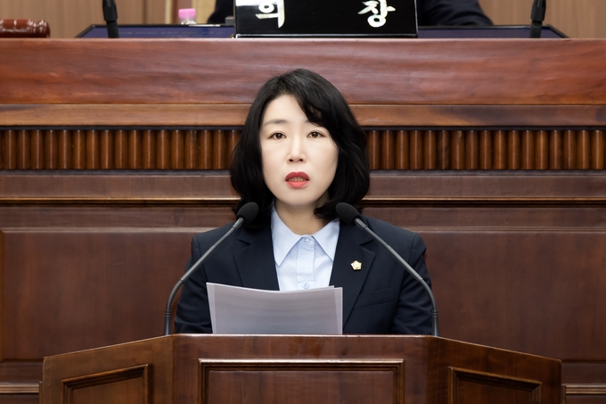 김포시의회 임시회에서 유매희 의원이 5분발언을 통해 김병수 시장의 인사권을 참사에 비유하며 비난하고 있다. (사진=천용남 기자)