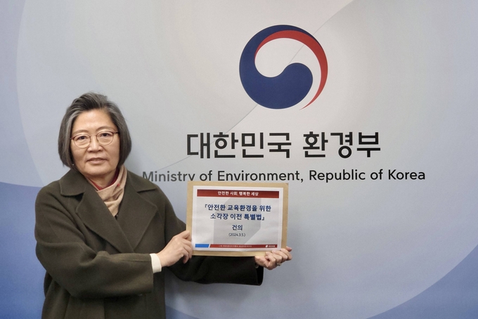 이수정(국힘·수원정) 경기대 교수는 5일 환경부에서 ‘수원영통소각장 이전 특별법’ 건의안을 들어보이고 있다. (사진=이수정 교수 측 제공)