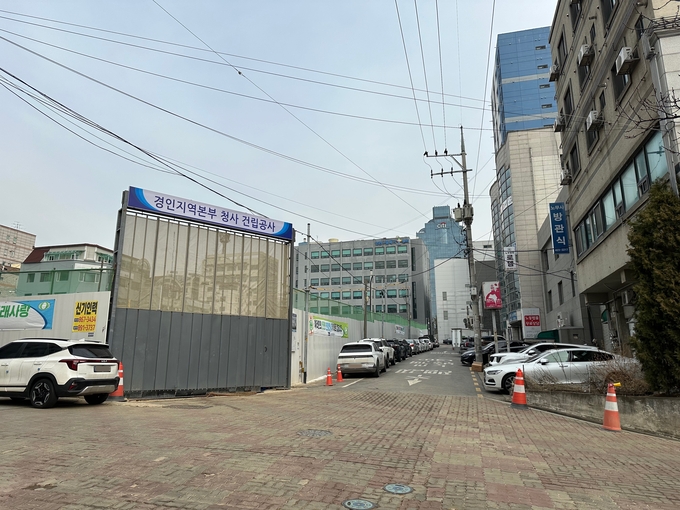 인천 남동구 근로복지공단 경인지역본부 청사 건립 공사장 주변 도로에 토사가 유출돼 방치돼 있다. ( 사진 = 김주헌 기자 )