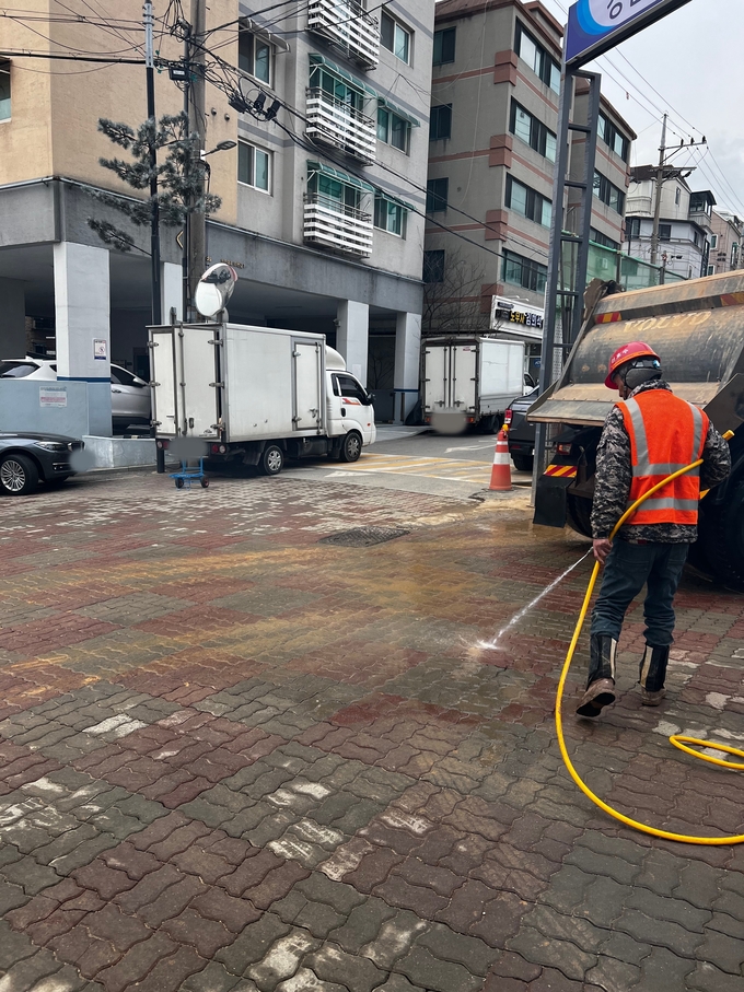 인천 남동구 근로복지공단 경인지역본부 청사 건립 공사 현장에서 한 근로자가 공사장 밖으로 유출된 토사를 고압수로 흘려보내고 있다. ( 사진 = 김주헌 기자 )