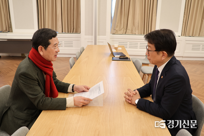 김학용 의원이 박상우 국토부 장관과 안성 철도 설치에 관한 면담을 하고 있다(사진=김학용의원 사무실 제공)