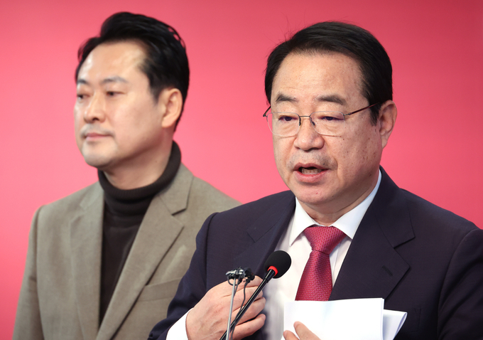 정영환 국민의힘 공천관리위원장(오른쪽)이 지난달 26일 서울 여의도 당사에서 회의결과를 발표하고 있다. 왼쪽은 장동혁 사무총장. (사진=연합뉴스)