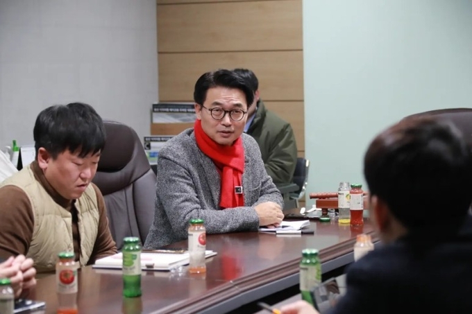 홍형선 국민의힘 화성갑 후보가 입주자 대표와 이 지역 ‘대중교통 불편 해소’ 문제를 논의하고 있다. (사진=홍형선 후보 측 제공)