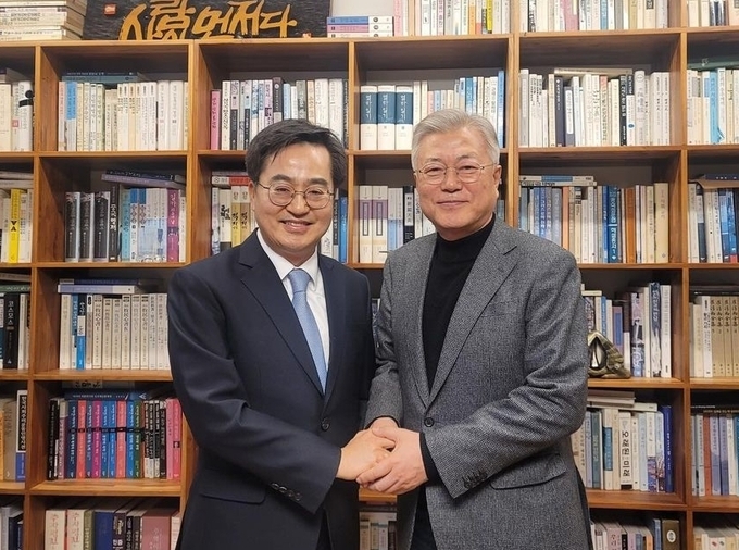 김동연 경기도지사가 5일 경남 양산시 평산마을 문재인 전 대통령 사저를 예방해 기념촬영을 하고 있다. (사진=김동연 경기도지사 SNS 캡처) 