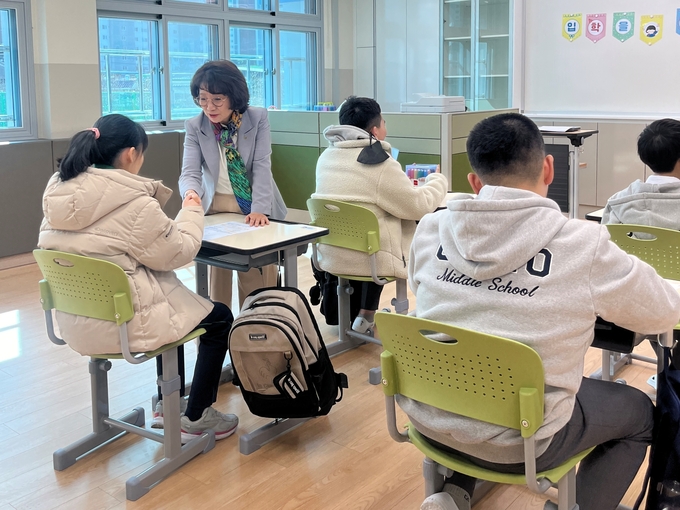 지난 4일 금오중학교 복합특수학급을 방문한 원순자 의정부교육지원청 교육장의 모습. (사진=의정부교육지원청 제공)