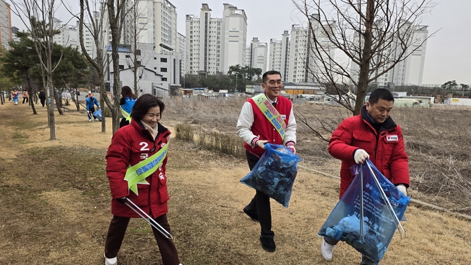 이행숙 국힘 서구병 예비후보가 오류왕길동 일대 봄맞이 대청소를 하고 있다. ( 사진 = 이행숙 선거사무소 제공 )