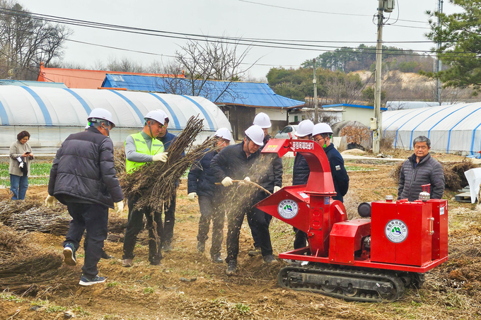 용인시가 영농부산물을 안전하게 처리하기 위해 파쇄지원단을 운영한다. (사진=용인시 제공)