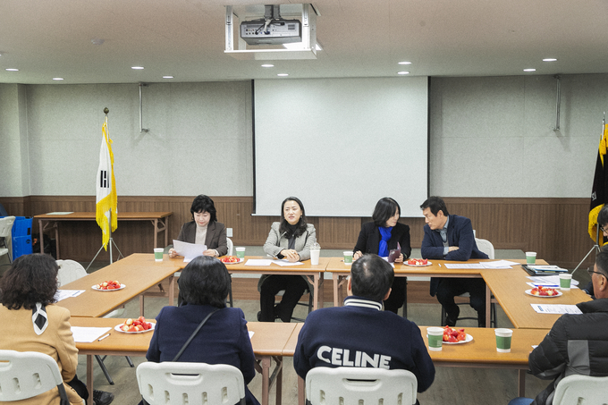 화성시의회 기획행정위가 화성시 새마을회관 관계자들과 의견을 나누고 있다. (사진=화성시의회 제공)
