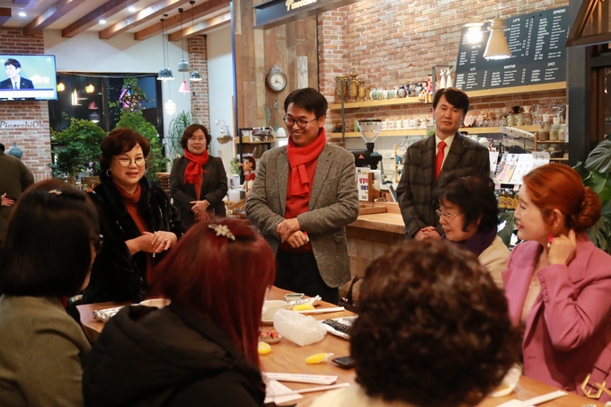홍형선 국민의힘 화성갑 후보가 미용사협회 화성시지부 간담회에서 관계자들과 대화를 나누고 있다. (사진=홍형선 후보 사무소 제공)