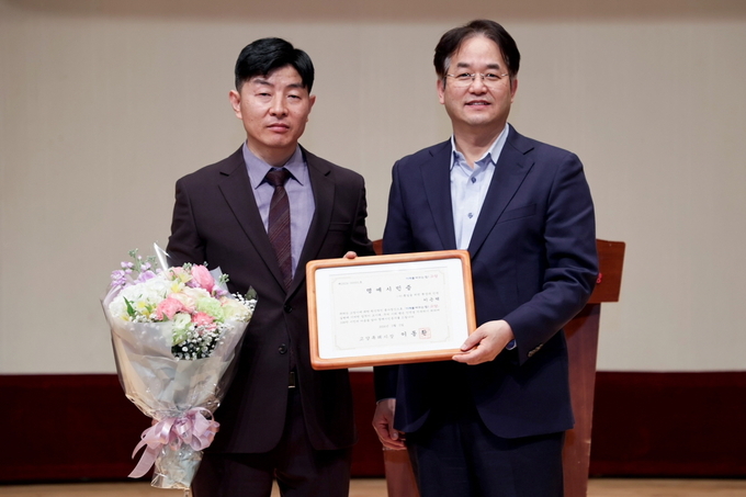 (왼쪽부터) 이동환 고양특례시장(과 이은택 사) 통일을 위한 환경과 인권 대표. (사진=고양시 제공)