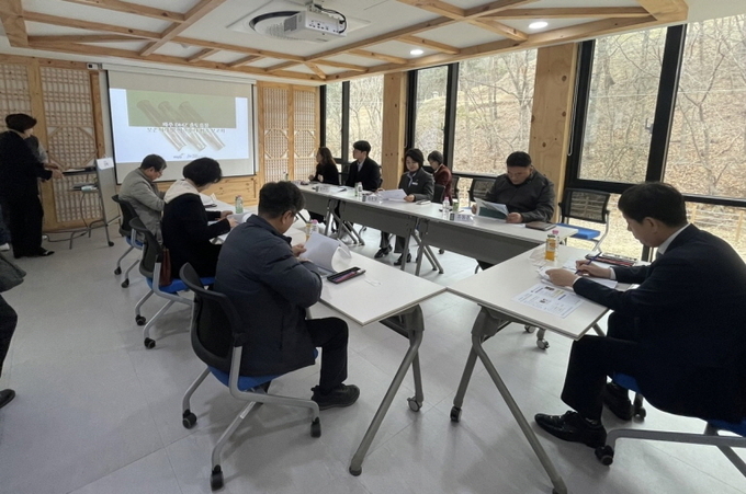 파주시가 디엠지(DMZ) 경의선 출토유물 2300여 점에 대한 보존처리 및 학술조사 용역의 최종보고회를 개최하고 있다. (사진=파주시 제공)