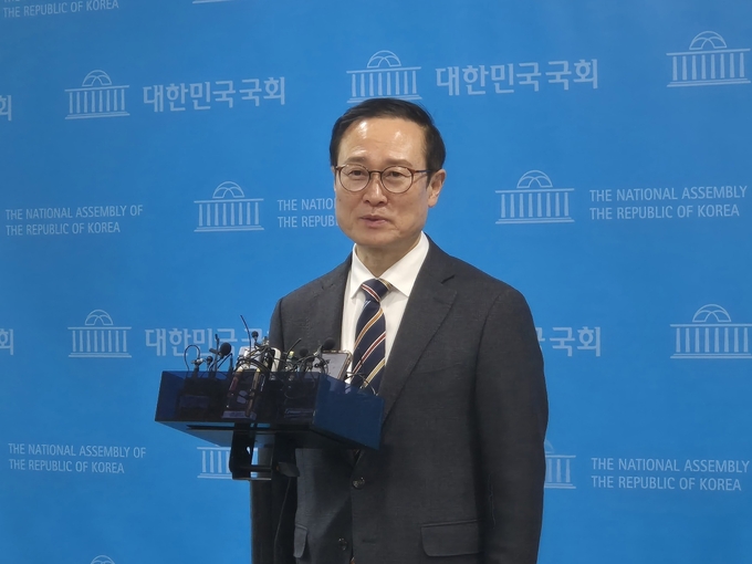 4선의 홍영표 국회의원이 4일 국회 소통관에서 더불어민주당 탈당을 선언한 뒤 기자들의 질문에 답하고 있다. (사진=김한별 기자)
