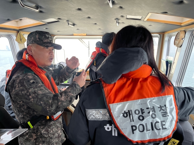 지난 5일 인천해경 신항만파출소와 육군 제6617부대 관계자들이 연안구조정을 타고 합동 해상순찰을 하고 있다. ( 사진 = 인천해양경찰서 제공 )