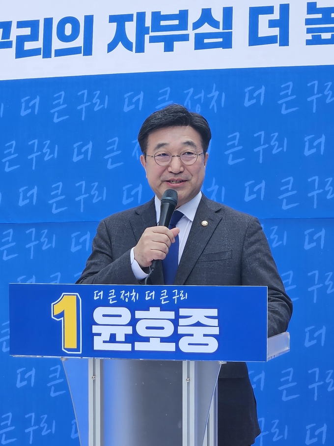 더불어민주당 윤호중 국회의원이 6일 지하철 8호선 별내선 구리역 공사현장에서 열린기자 회견에서 출마 공약을 발표하고 있다.(사진=신소형 기자)