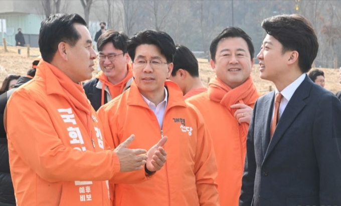 개혁신당 김구영 구리시 예비후보가 경기 화성시 동탄호수공원에서 이준석 대표와 만나 동탄신도시와 구리시 '반도체 벨트' 구축 방안에 대해 환담을 나누고 있다.(사진=김 예비후보 측 제공)