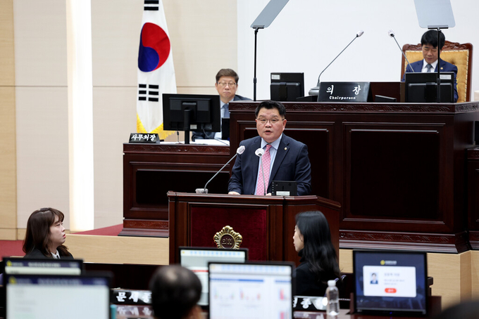 신동섭 인천시의원이 6일 제293회 임시회 제3차 본회의에서 인천시 재정 운영에 대한 시정질문을 하고 있다. ( 사진 = 인천시의회 제공 )