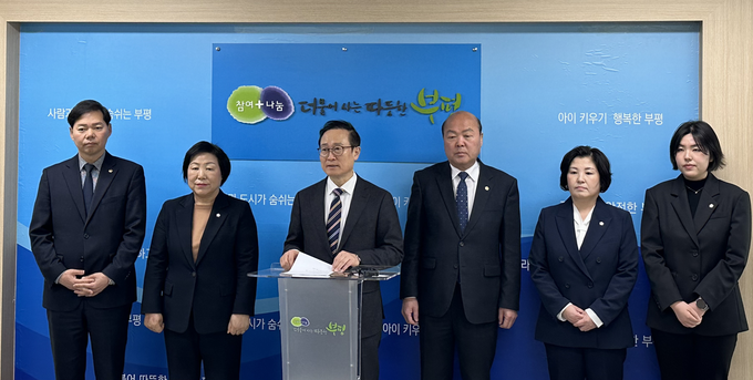 부평구을 현역 홍영표 국회의원이 6일 인천 부평구청 브리핑룸에서 지역 시·구의원과 더불어민주당 탈당과 연대를 선언하고 있다. ( 사진 = 김주헌 기자 )