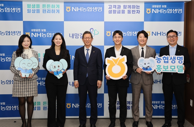 윤해진 NH농협생명 대표이사(왼쪽 3번째)와 홍보모델들이 위촉식에서 기념촬영을 하고 있다. (사진=NH농협생명 제공)