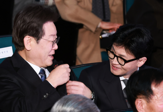 한동훈 국민의힘 비상대책위원장(오른쪽)과 이재명 더불어민주당 대표가 지난 1일 서울 중구 유관순 기념관에서 열린 제105주년 3.1절 기념식에서 대화하고 있다. (사진=연합뉴스)