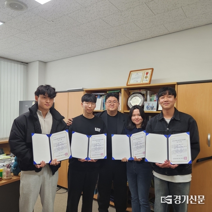 제3회 대학생 회계사례 경진대회에서 수상한 학생들. (사진=한경국립대학교 제공)