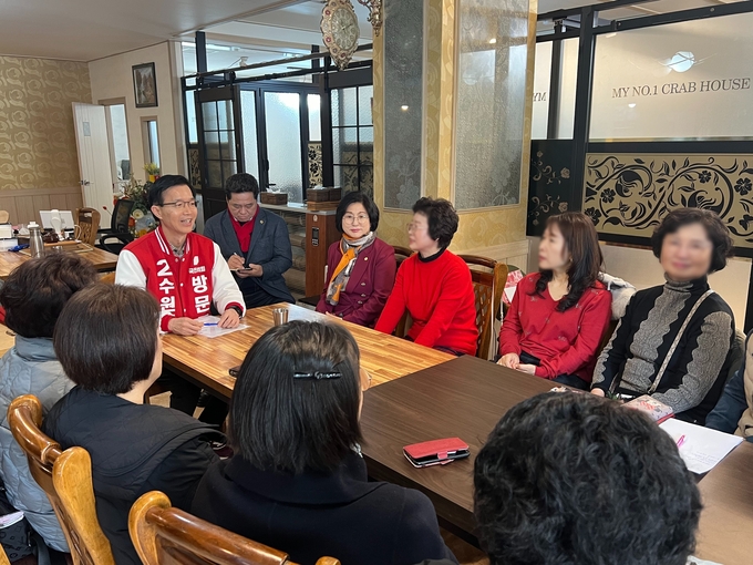 방문규(국힘·수원병) 전 산업통상자원부 장관이 6일 ‘시민공약참여단’ 간담회를 열고 수원 고등동·인계동 주민들의 애로사항을 청취하고 있다. (사진=방문규 전 장관 측 제공)