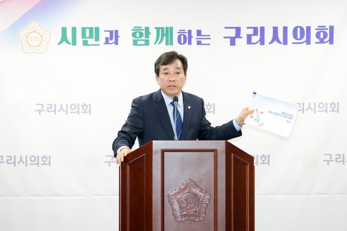 권봉수 구리시의회 의장이 6일 열린 의정 브리핑에서 구리시민축구단 창단 거부 이유에 대해 설명하고 있다. (사진=구리시의회 제공)