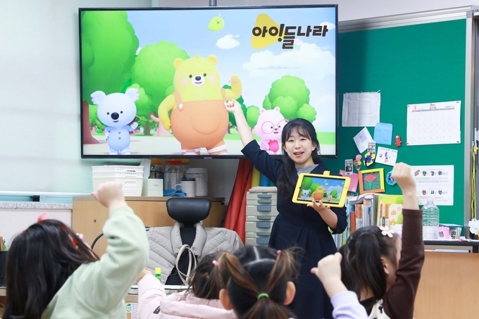 경기도 향동초등학교에서 1학년 학생들이 아이들나라를 통해 늘봄학교 수업을 듣는 모습. (사진=LG유플러스 제공)