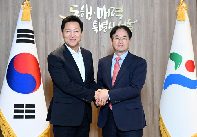 이동환 고양시장과 오세훈 서울시장이 서울시청에서 만나 환담을 나눴다. (사진=고양시 제공)<br>
