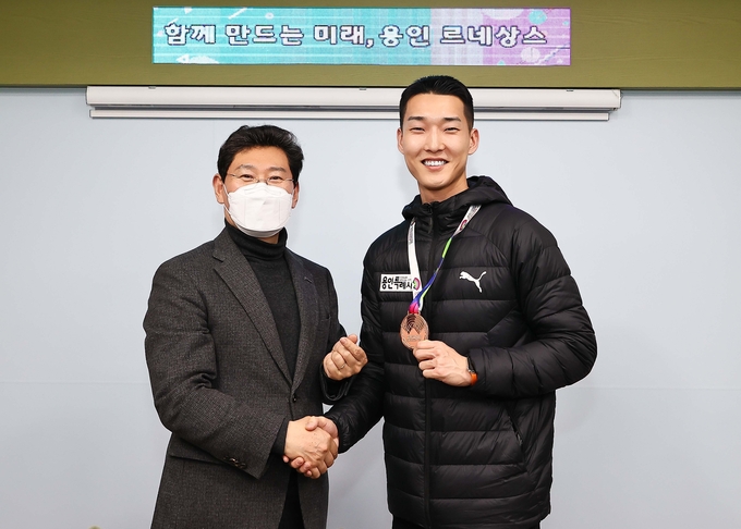 이상일(왼쪽) 용인시장이 대한민국 남자 높이뛰기 간판 우상혁 선수를 만나 격려하고 있다. (사진=용인시 제공)