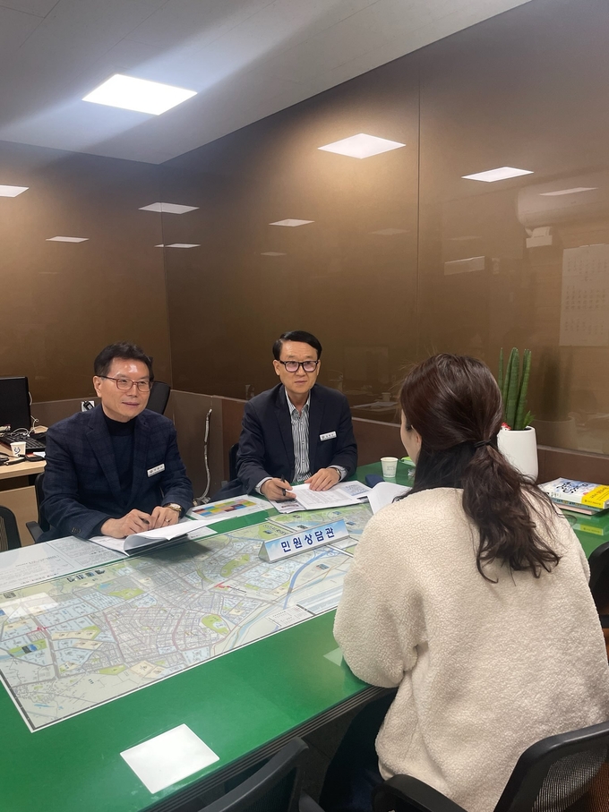 구리시청 본관에 자리한 민원상담실에서 민원상담관이 민원인의 애로사항을 상담하고 있다. (사진=구리시 제공)