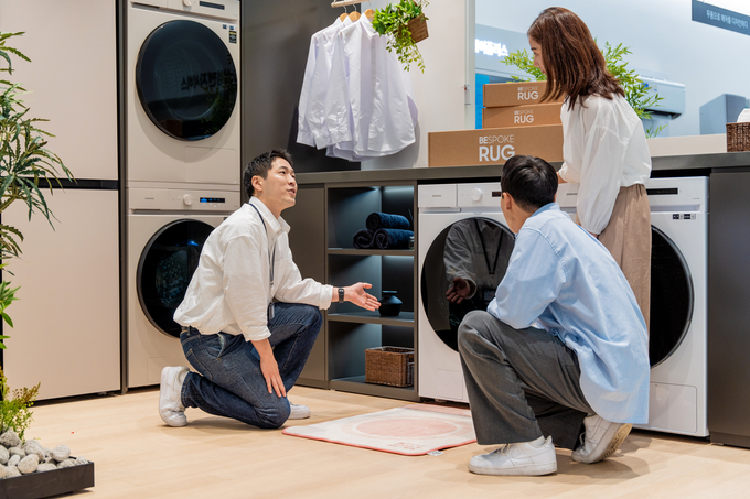 삼성전자 직원이 소비자들에게 신혼가전 캠페인 '비스포크 러그'를 소개하고 있다. (사진=삼성전자 제공)