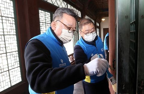 정상혁 신한은행장(앞)이 창덕궁 창호를 청소하고 있다. (사진=신한은행 제공)