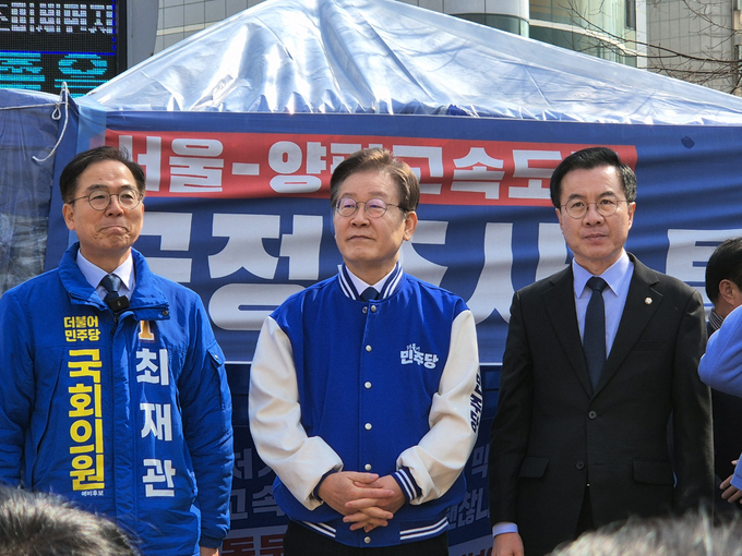 더불어민주당 이재명 대표(가운데)와 최재관 여주·양평 국회의원 후보(왼쪽), 윤영덕 더불어민주연합 공동대표가 7일 양평군청 한편에 마련된 서울·양평 고속도로 국정농단 진상규명 촉구 농성장을 찾았다. (사진=김한별 기자)